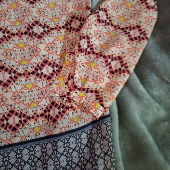 Anthropologie HD in Paris Roll Tab Sleeve Henley Top Kaveri Print Size 10 - Picture 9 of 11